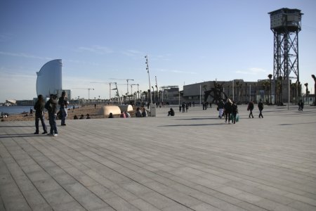 Boulevard in Port Vell